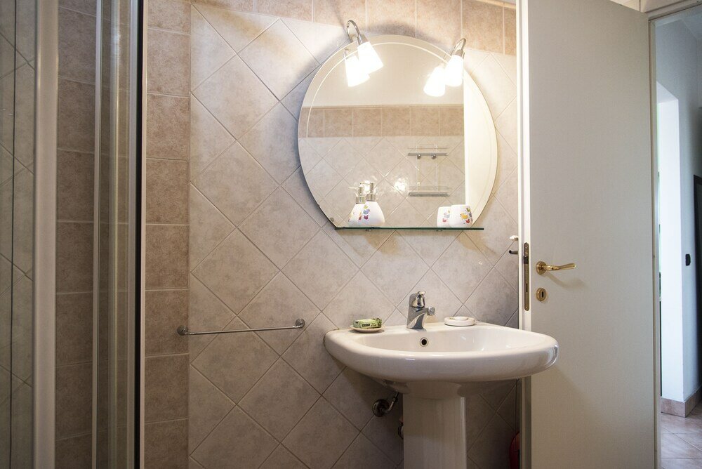 Фото Typical Apartment on River Naviglio Darsena