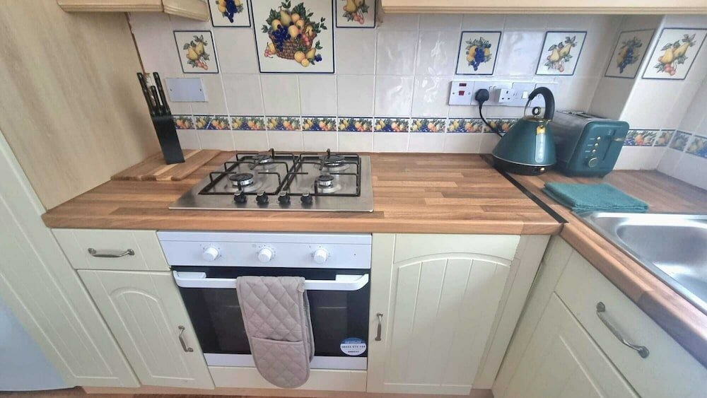 Фото London Home with Beautiful Greenery