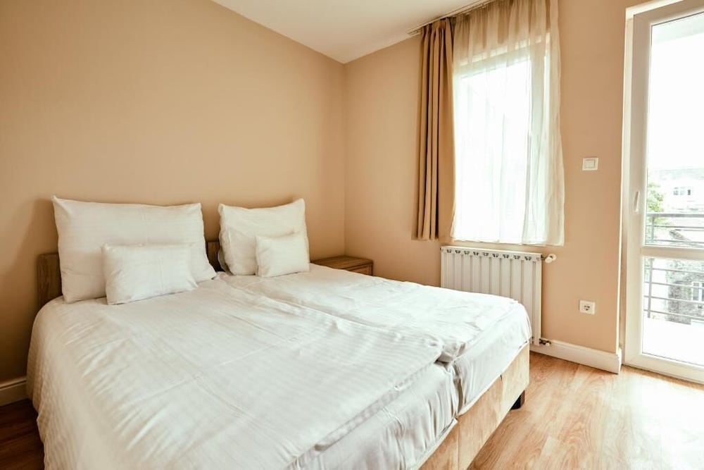 Фото Victoria Garden Apartments