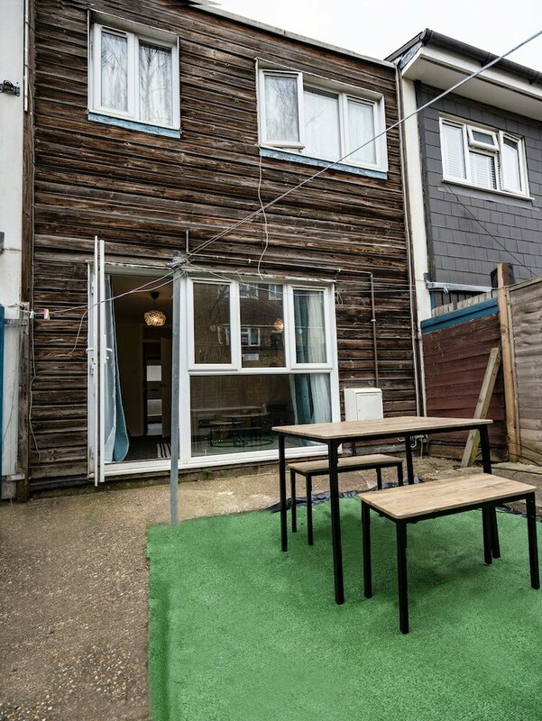 Гостиница Family Home, 3 Bed Room House in London в Лондоне