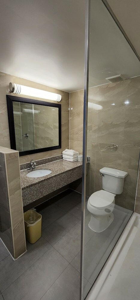 Фото Essence Express Wayne