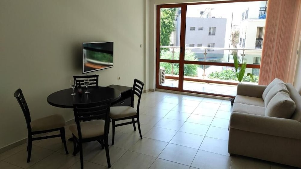 Фото Marty's Beachfront Apartments