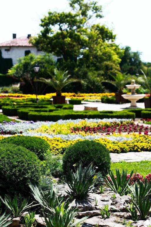 Фото White Rock Castle Hotel