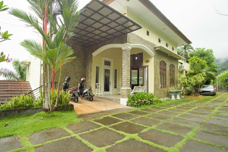 Гостиница RedDoorz Syariah near Ngade Lake в Тернате