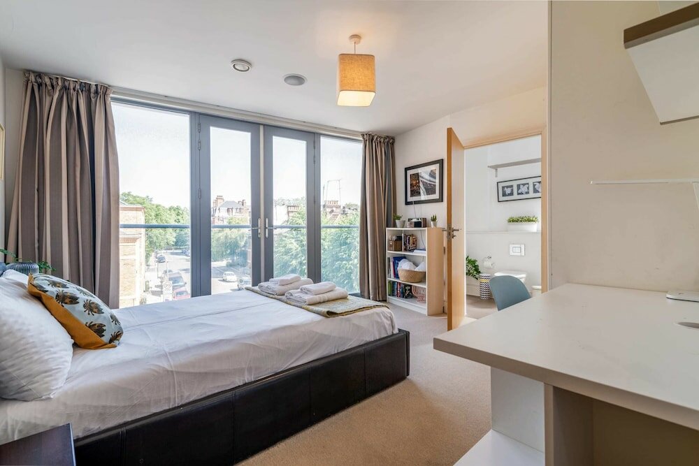 Фото Bright & Spacious Battersea Flat