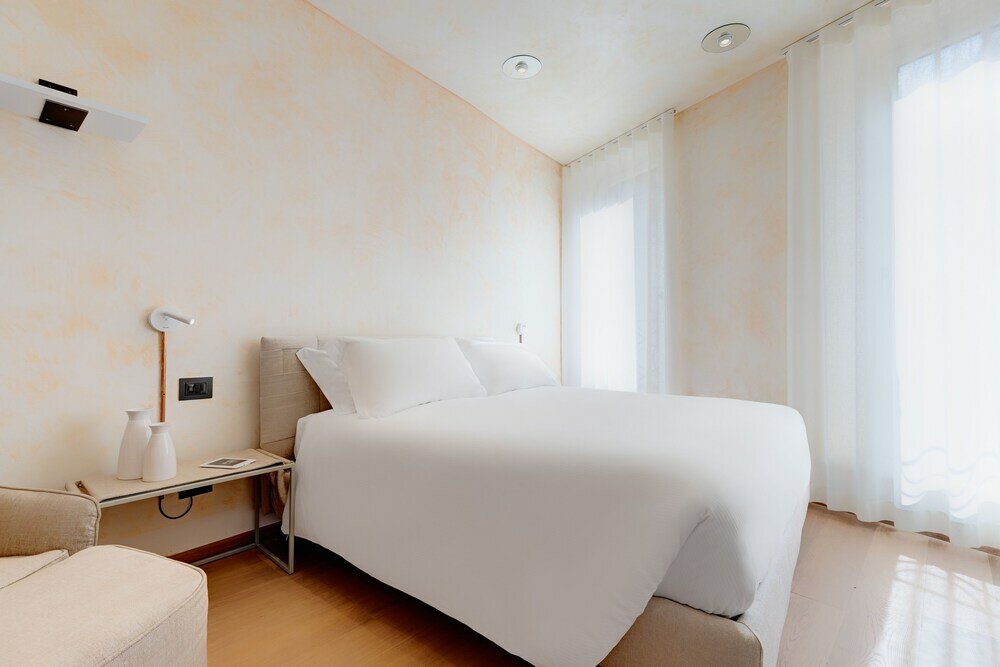 Фото 1881 Luxury Suites