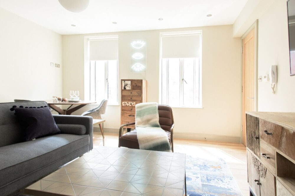Фото The Mayfair Retreat - Modern & Central 1bdr in 3 Apartments