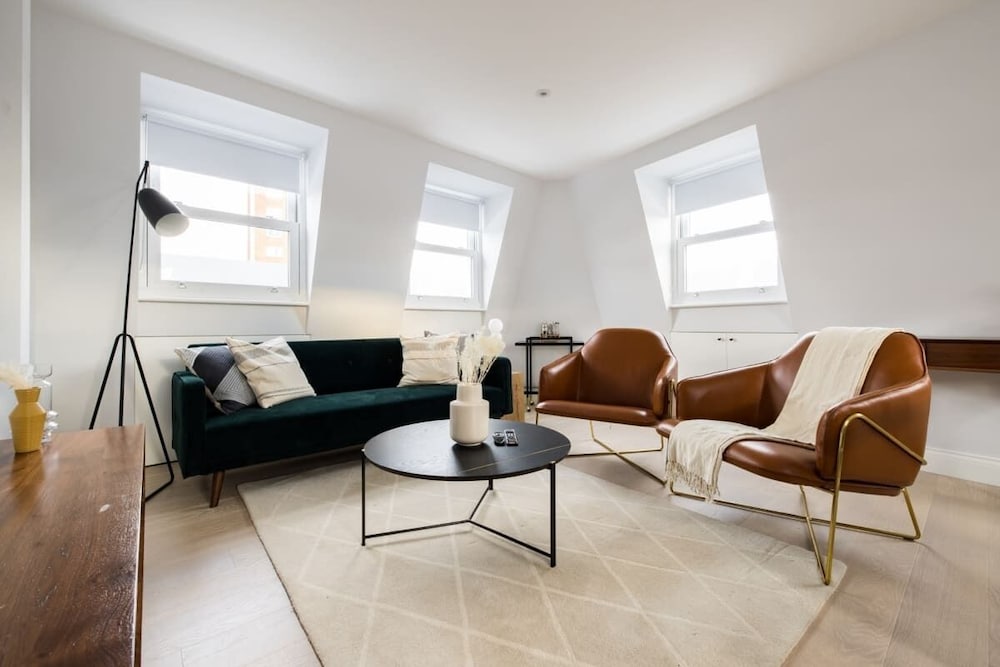 Фото The Margravine Maisonette - Modern & Bright 2bdr Flat