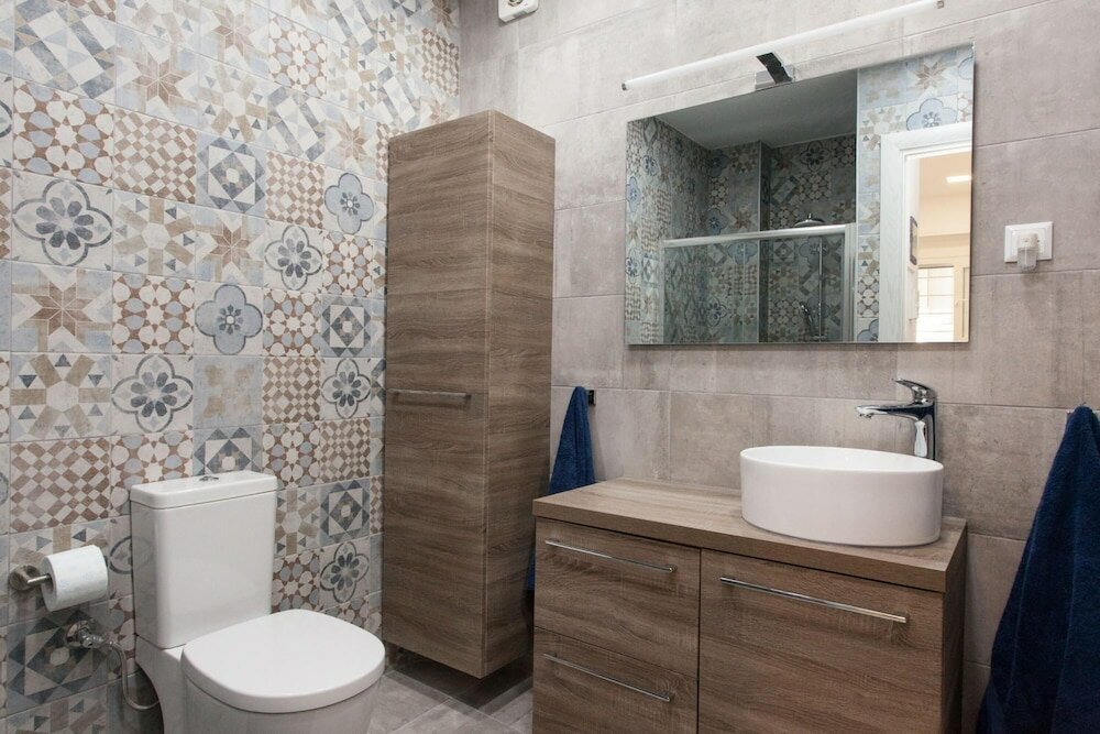 Фото Lovely 2 Bedroom apt in Metaxourgio Center