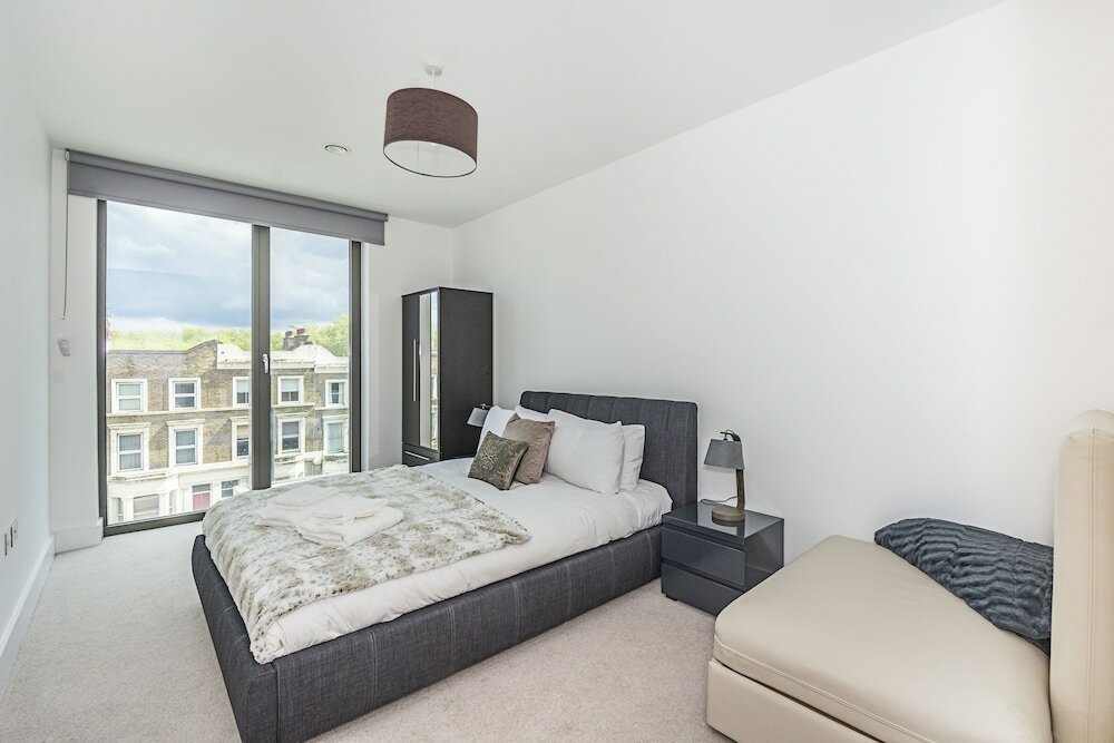 Фото Stunning Brand New Westminster Apartment