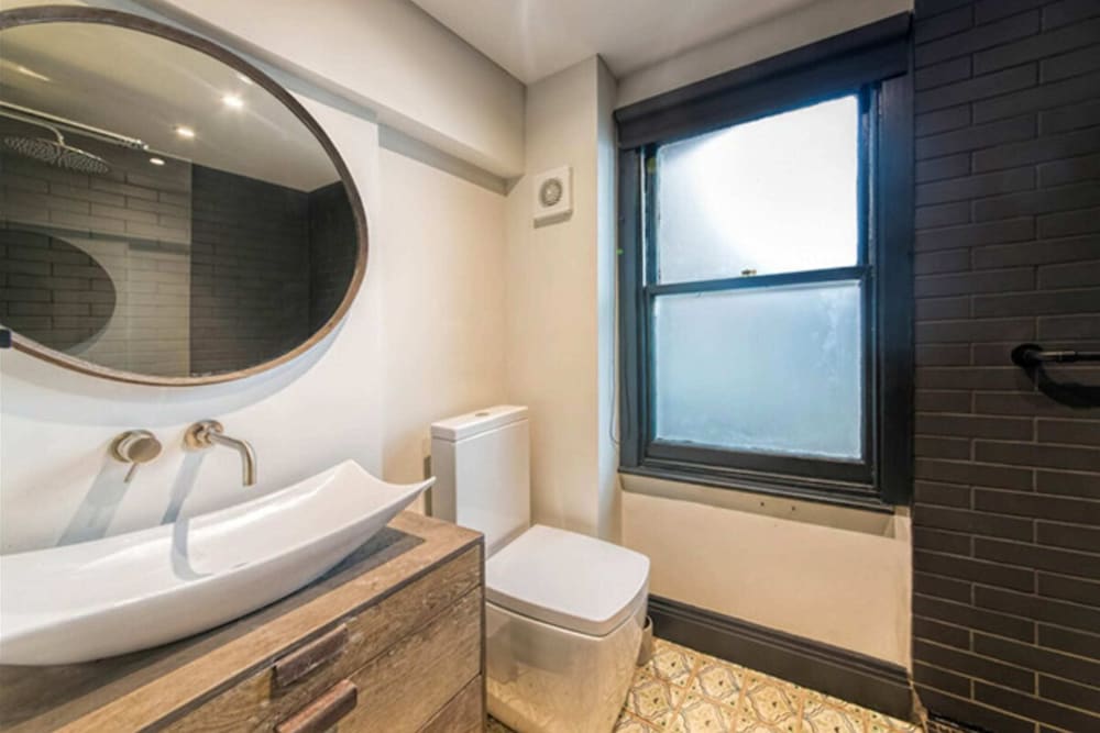 Фото Newly Renovated Two Bedroom Kensington Flat