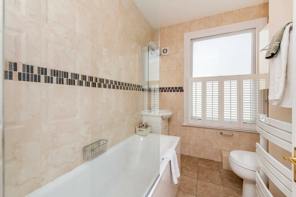 Фото Fabulously British 3 Bed House near Battersea Park