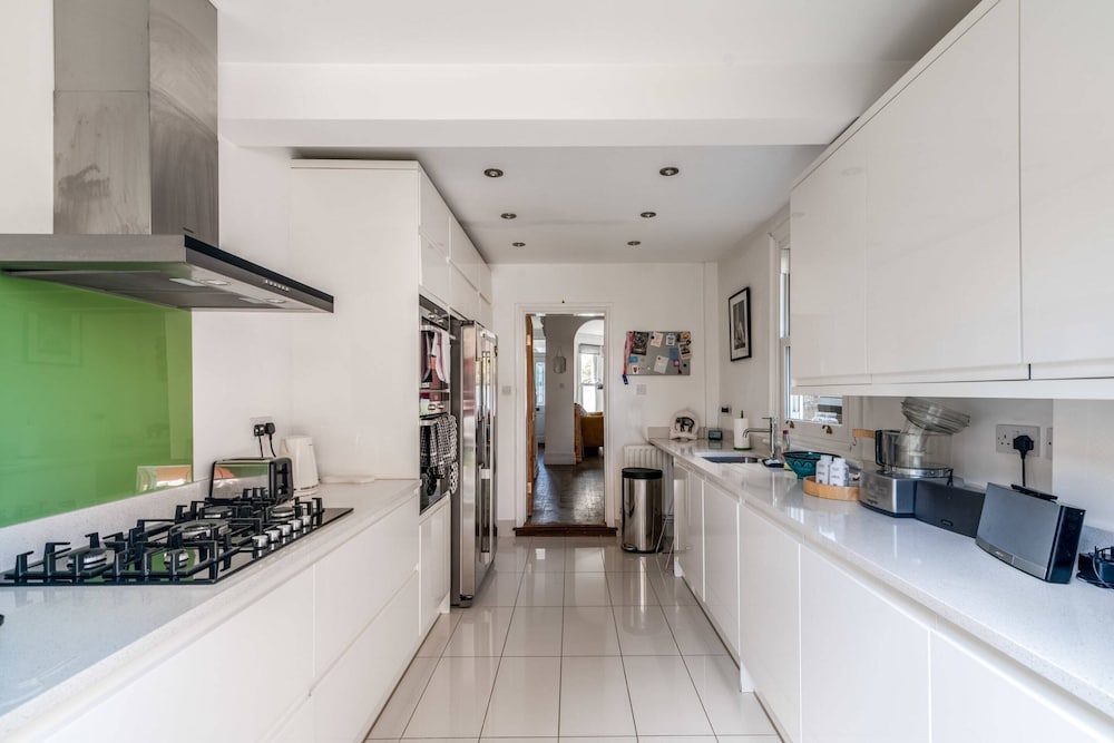 Фото Ealing's Cozy Garden Retreat