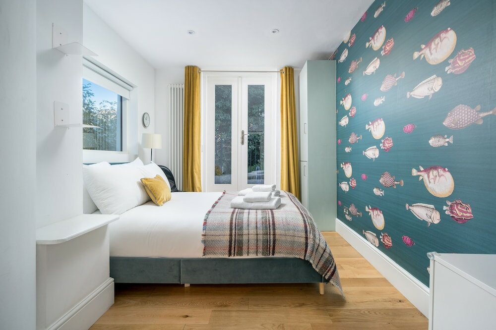 Фото Altido Elegant 4 Br House W/Deskspace, Moments From Angel