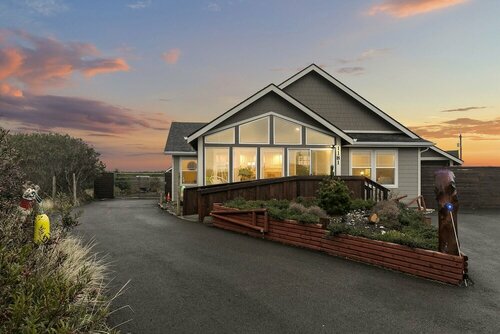 Гостиница Beach Walk Cozy Cabin - Short walk to beach в Ошен Шорс