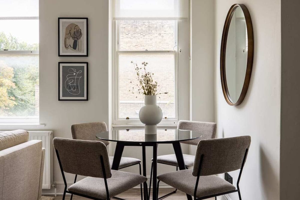 Фото The Kensington And Chelsea Classic - Glamorous 2bdr Flat