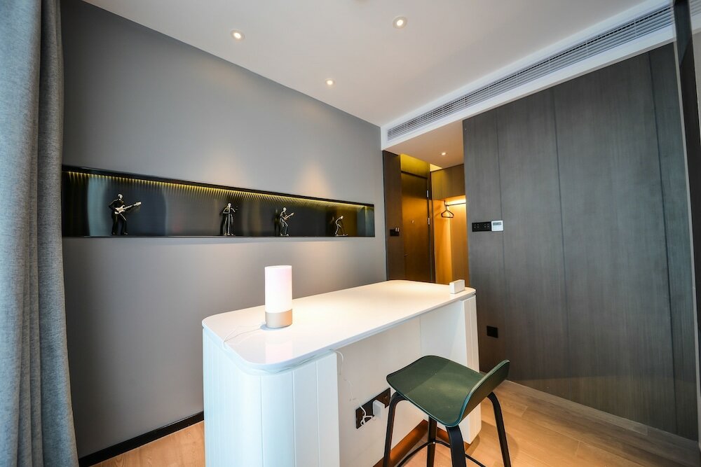 Фото Miju House Gubei-a small white building beside Shanghai oil painting sculpture institute