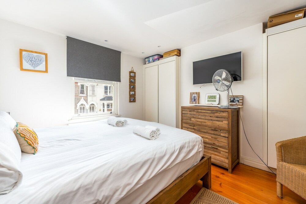 Фото Delightful Family Home With Garden in Balham by Underthedoormat