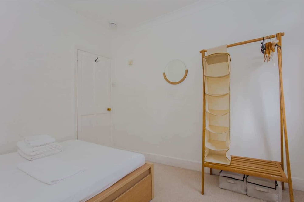 Фото Bright and Airy 3 Bedroom Maisonette in South London