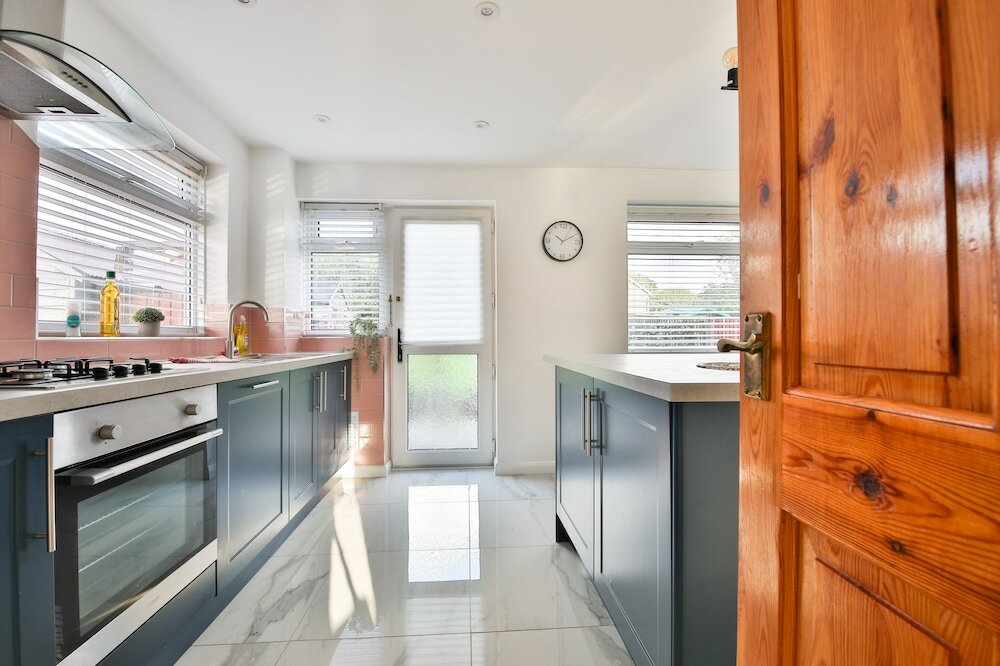 Фото Spacious 3 Bedroom House in Barry