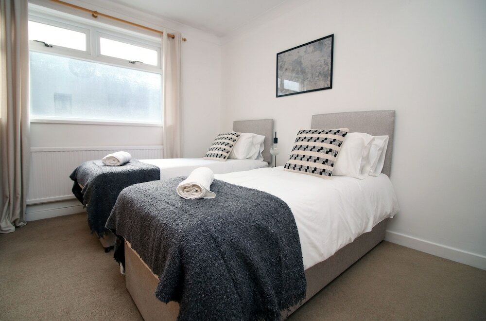 Фото Becky's Bungalow by Tŷ Sa - New Sleeps 8