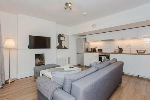 Гостиница Mountgrove Road Spacious 2 Bedroom Flat в Лондоне