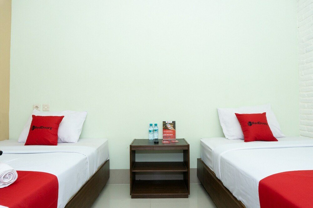 Фото RedDoorz near Alun Alun Madiun