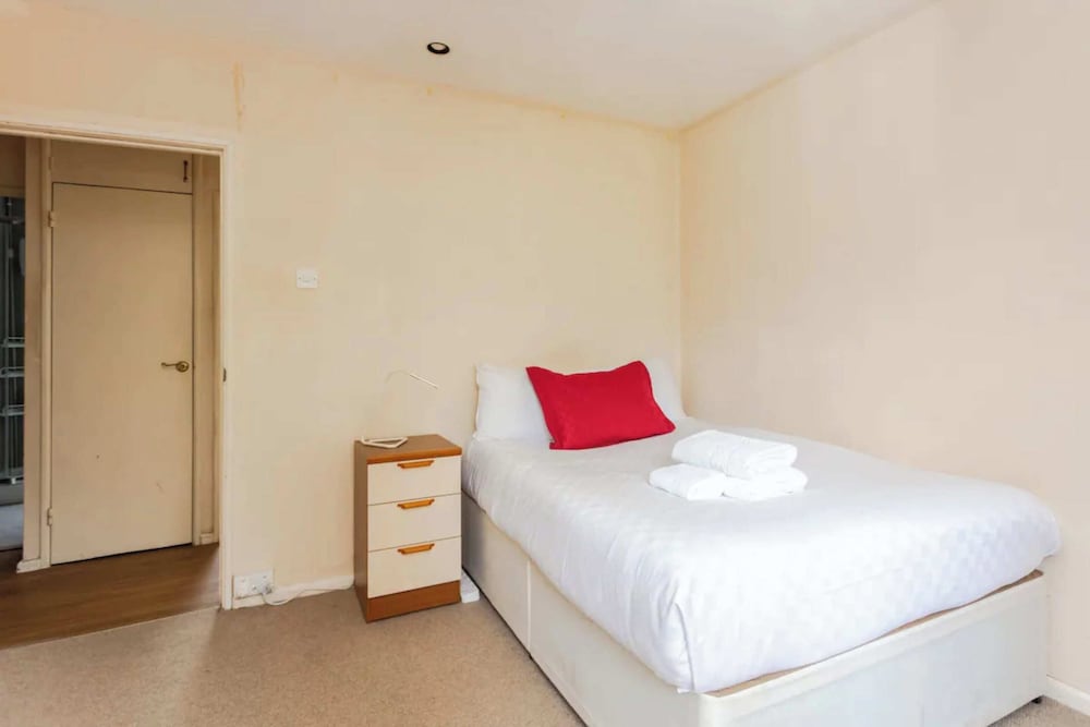 Фото Homely 3 Bedroom House With a Garden