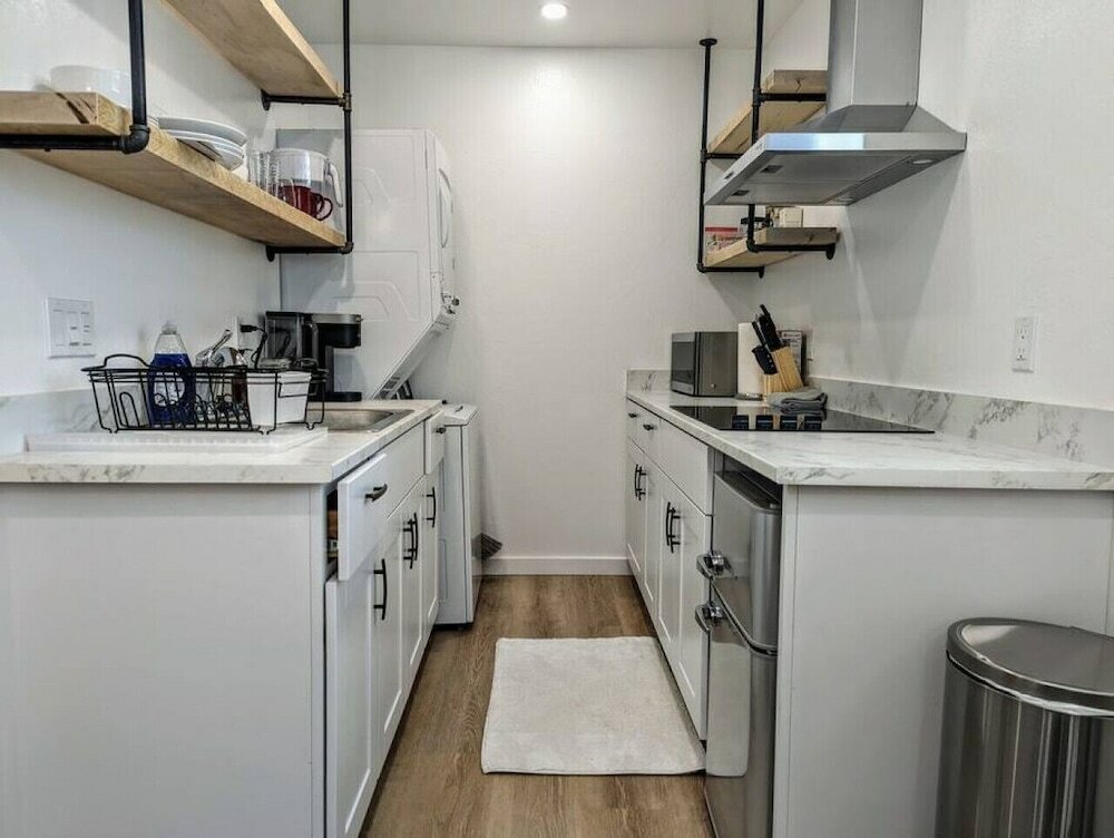 Фото Studio with Large Deck and Full Kitchen