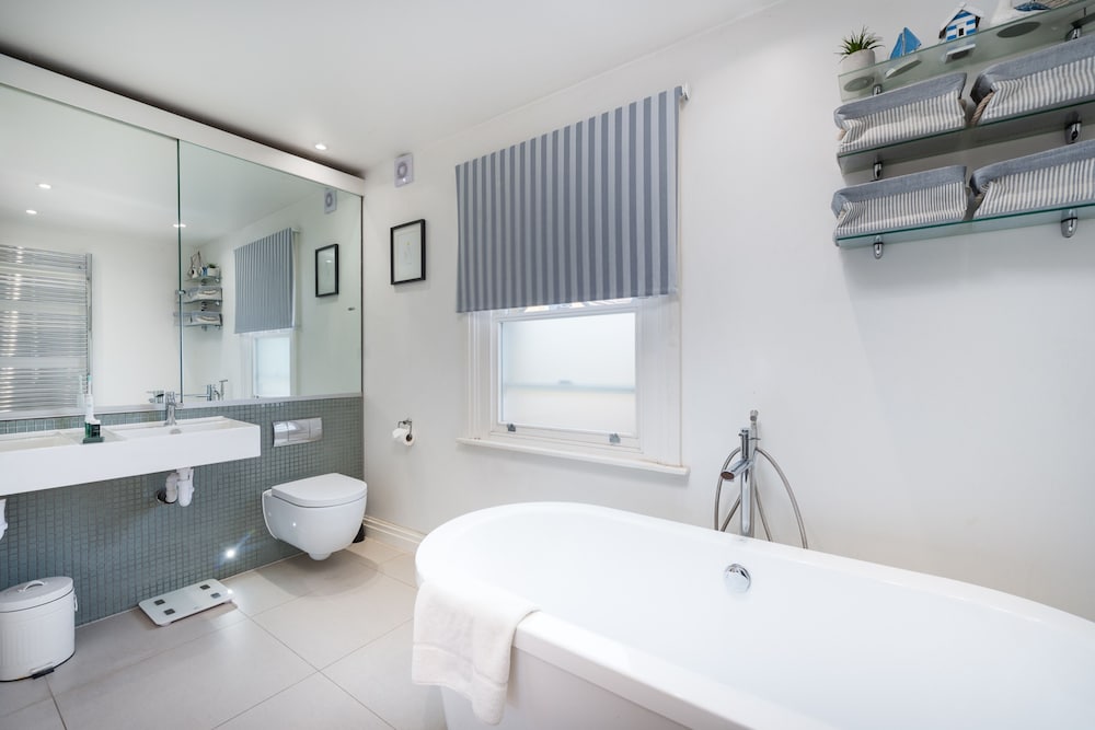 Фото Delightful Family Home With Garden in Balham by Underthedoormat