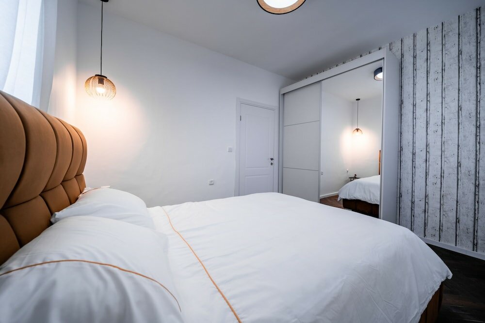 Фото Spacious 4bd House w Pool in Hezliya