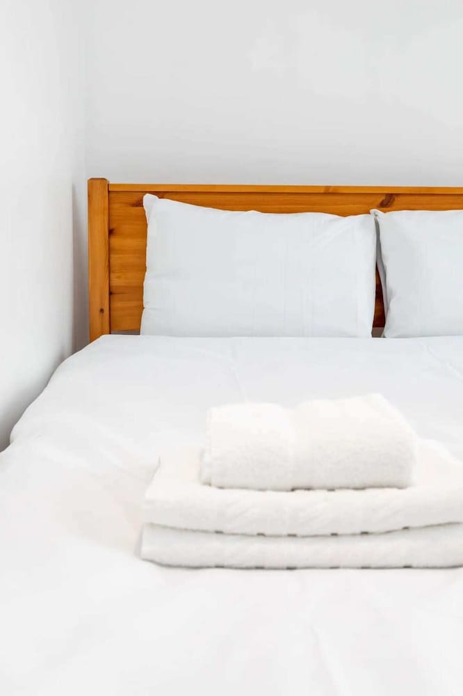 Фото Bright and Modern 2 Bedroom Flat in Royal Wharf