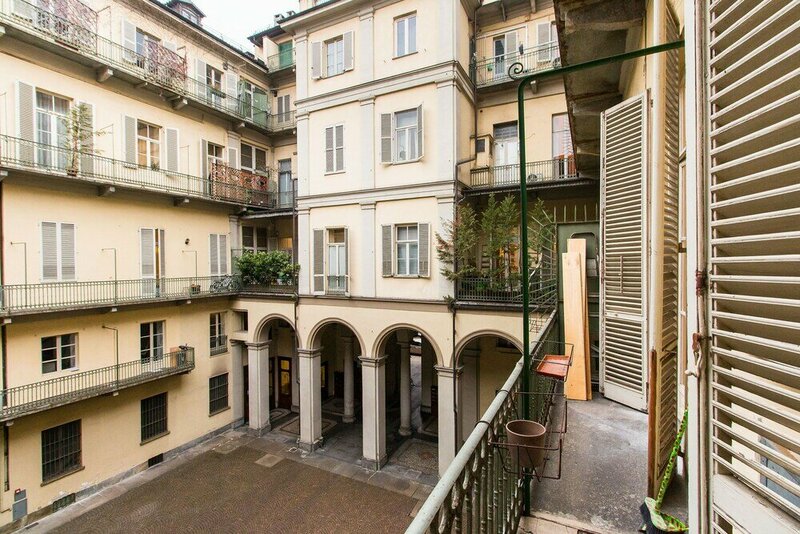 Апартаменты Porta Susa Central & Roomy Flat в Турине