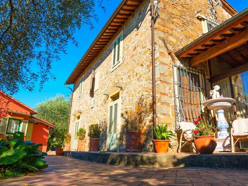 Гостиница Amazing Farmhouse in Montecatini Terme with Hot Tub