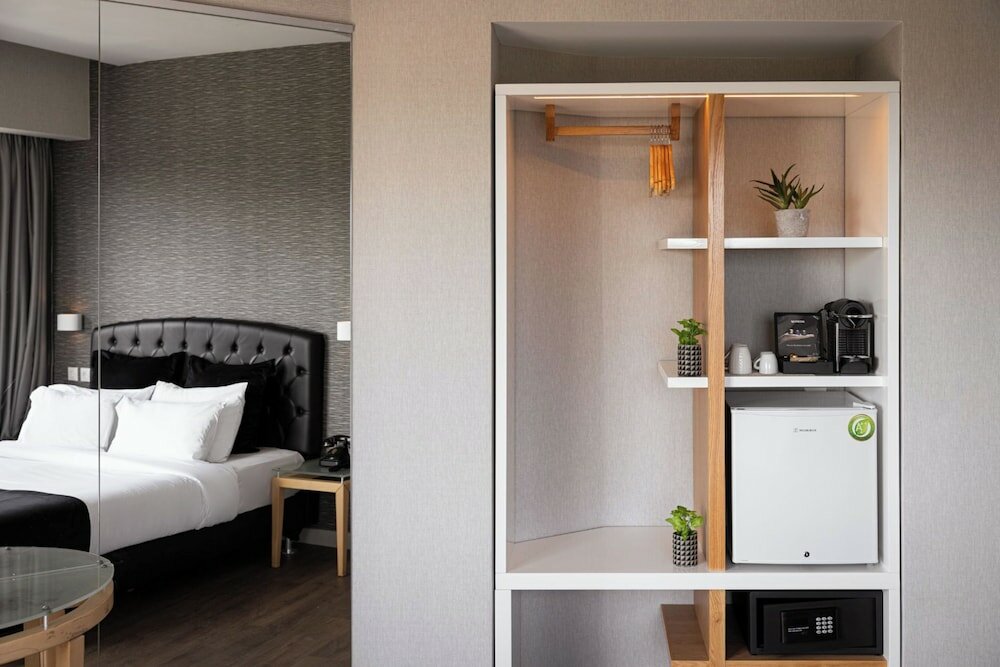 Фото Kreoli Suites Glyfada