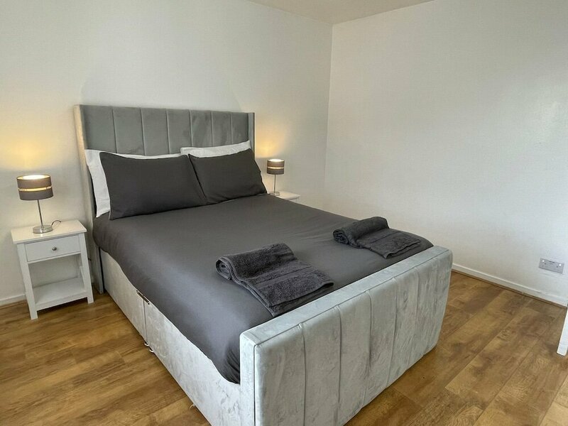 Гостиница New! 4 Bedroom London House With Garden and Lawn в Лондоне