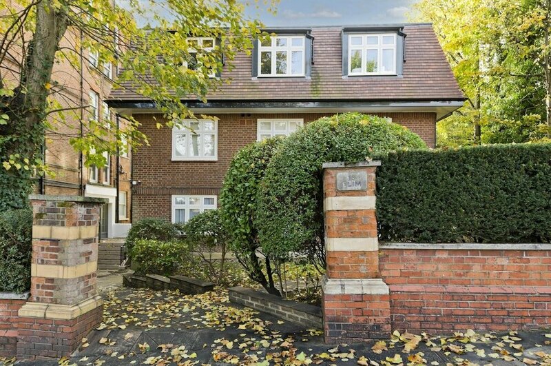 Гостиница Delightful Apartment in Prime Location Near Hampstead Heath by Underthedoormat в Лондоне