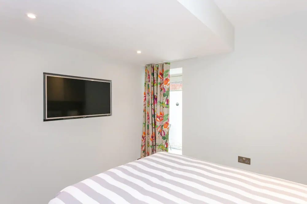 Фото Modern 2 Bedroom Apartment Near Gloucester Road