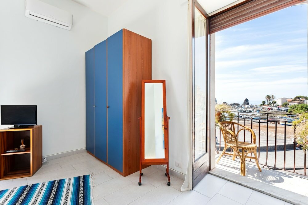 Фото Roomy And Bright Apartment With Balconies X6