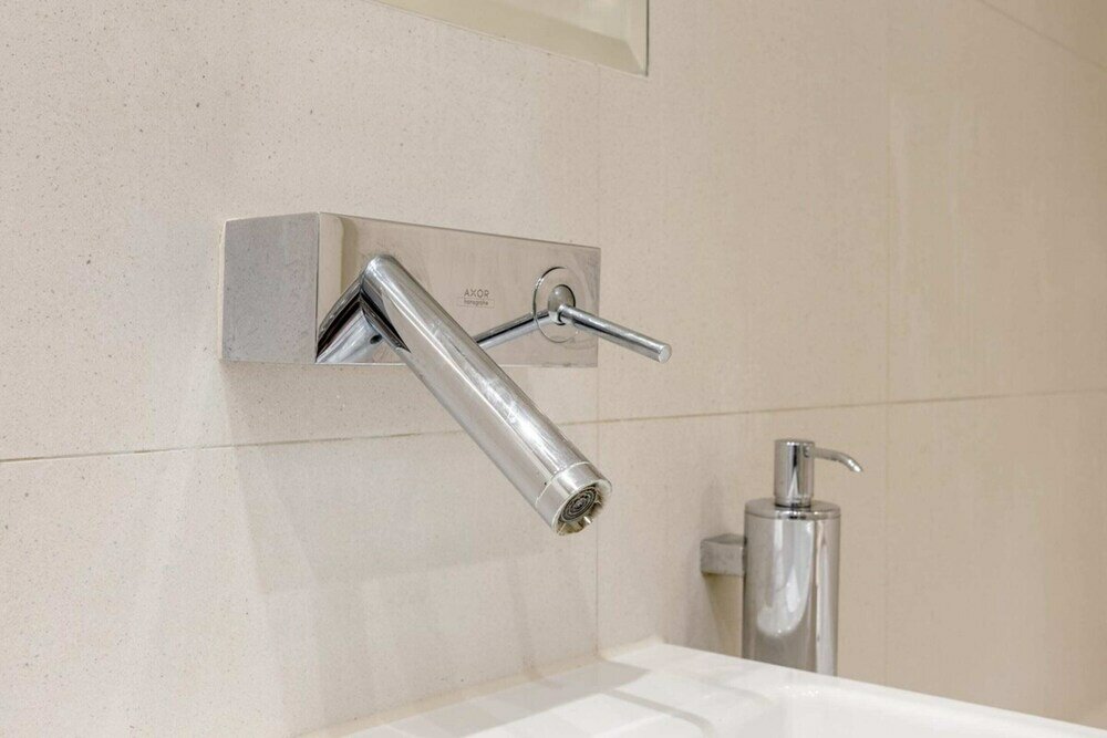 Фото Charmingly Unique and Recently Refurbished Watchman's Lodge in Camden Town