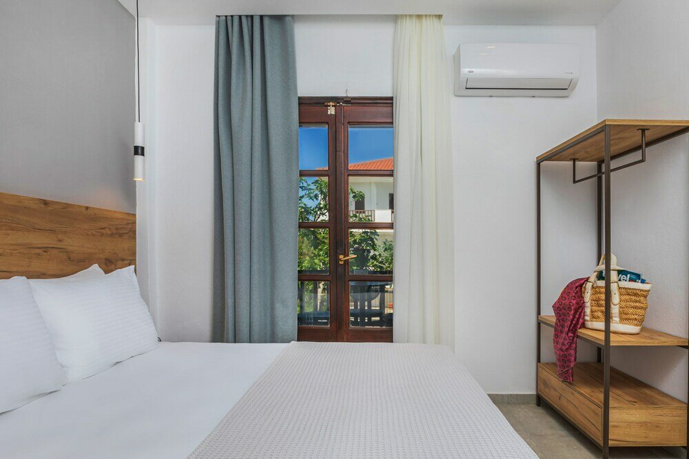 Фото Eleon Suites & Apartments