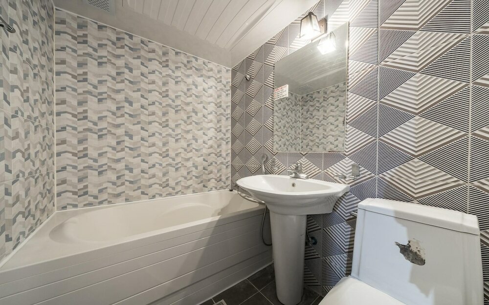 Фото Busan Daeyeondong Hotel With