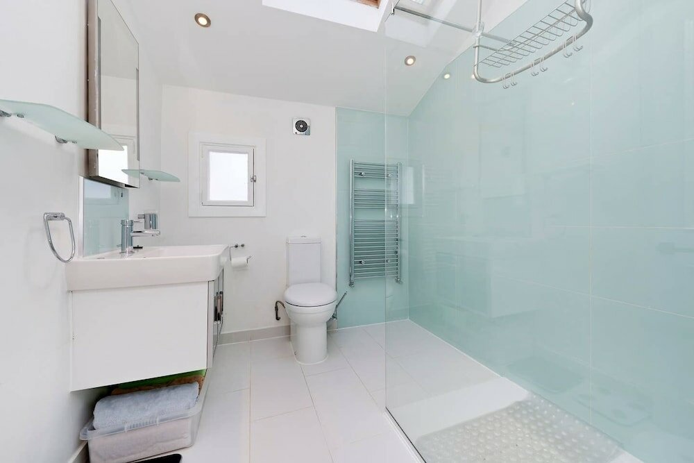 Фото Bright & Spacious 5 Bed House in Charming Putney