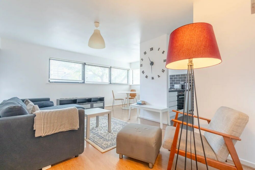 Фото Radiant 2 Bedroom Apartment in East London