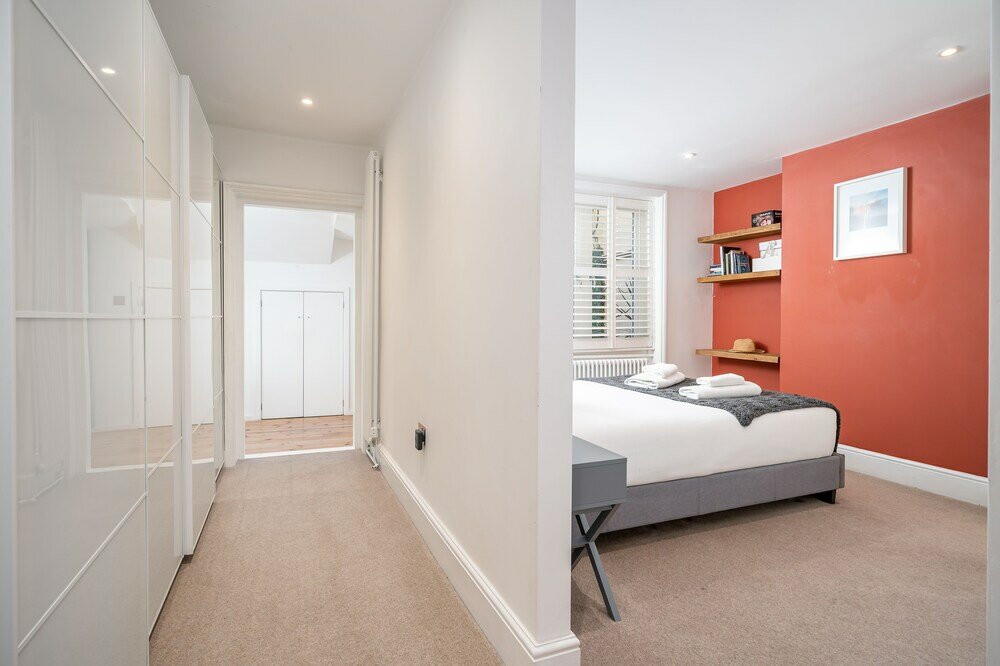 Фото Altido Elegant 4 Br House W/Deskspace, Moments From Angel