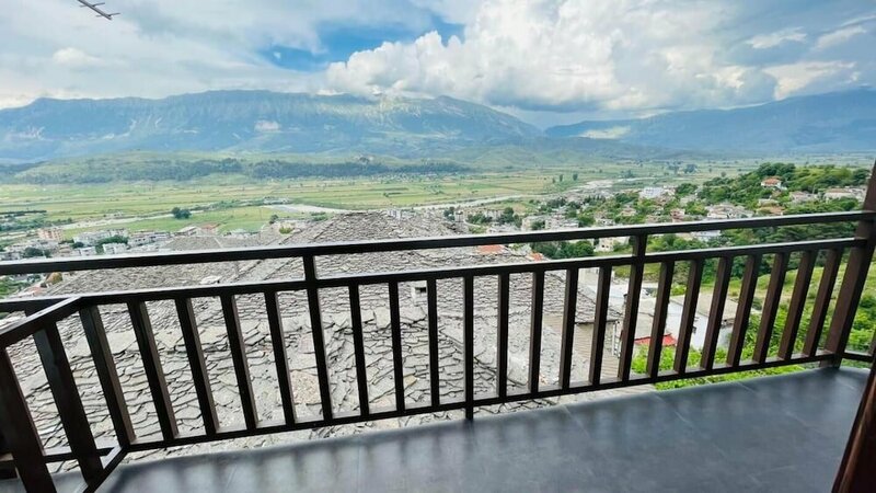 Гостиница Denis - Private Rooms Guesthouse Gjirokastra в Гирокастре