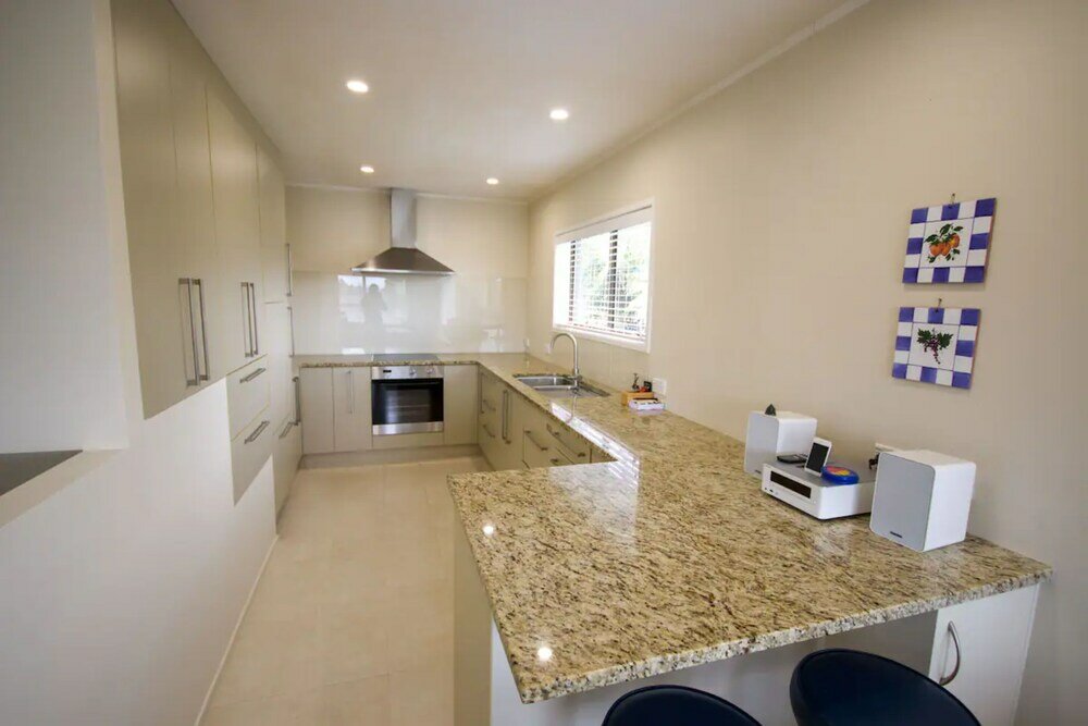 Фото Bright 2 Bedroom Home in East Auckland