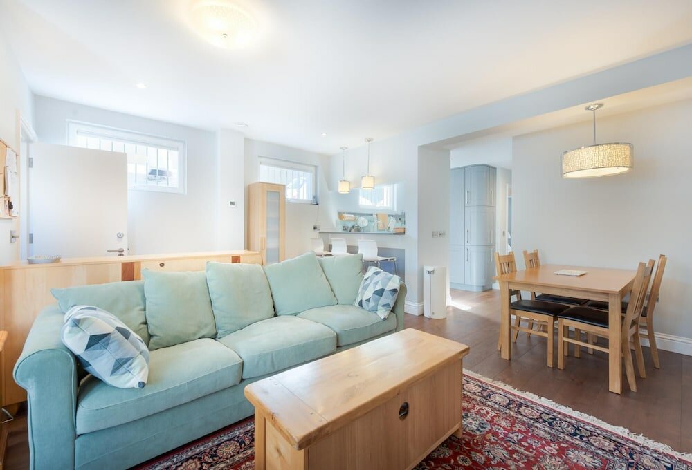 Фото Attractive Apartment With Private Patio in Fashionable Fulham by Underthedoormat