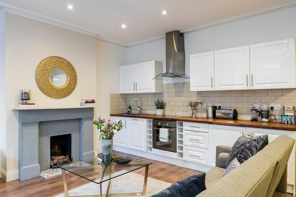 Фото Bright and Modern 2 Bedroom Apartment in Earl's Court