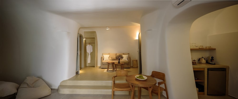 Фото Oia Treasures Art Suites